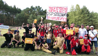 Grupa osób - widoczny transparent 