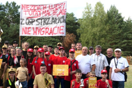 Grupa osób na wspólnym zdjęciu 