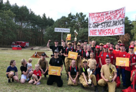 Grupa osób na wspólnym zdjęciu 