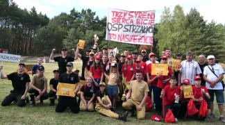 Grupa zadowolonych i uśmiechniętych osób tuż po odebraniu nagród po zwycięstwie w zawodach 