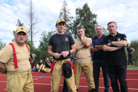 Czterej mężczyźni stoją obok siebie 