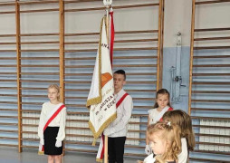 Poczet sztandarowy z udziałem uczniów