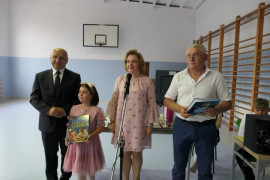 Kobieta, dwaj mężczyźni i dziewczynka przez nich wyróżniona