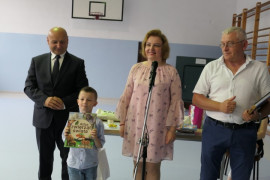 Kobieta, dwaj mężczyźni i wyróżniony przez nich chłopiec