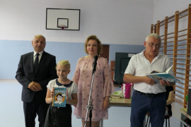 Kobieta, dwaj mężczyźni i wyróżniona przez nich dziewczynka 