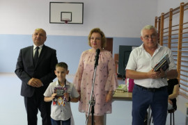 Kobieta, mężczyzna i wyróżniony przez nich chłopiec