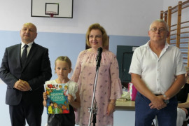 Kobieta, dwaj mężczyźni i wyróżniona przez nich dziewczynka 