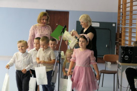 Dwie panie wręczają nagrody uczniom 