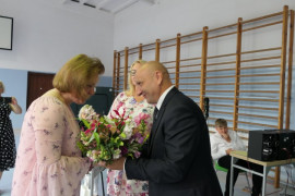 Mężczyzna wręcza bukiet kwiatów kobiecie 
