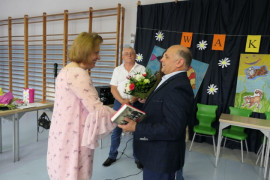 Mężczyzna gratuluje kobiecie