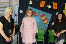 Trzy kobiety. Jedna przemawia przez mikrofon