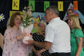 Mężczyzna wręcza kwiaty kobiecie