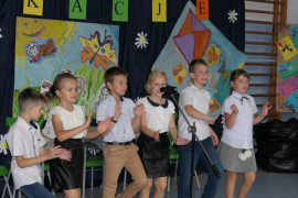 Grupa dzieci podczas występu 