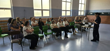Grupa osób uczestniczy w szkoleniu profilaktycznym 