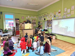 Grupa dzieci oglądająca prezentację przygotowaną przez strażaków