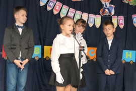 Uczniowie PSP w Dziepółci podczas akademii 