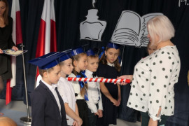 Dyrektor PSP w Dziepółci podczas pasowania pierwszoklasistów 
