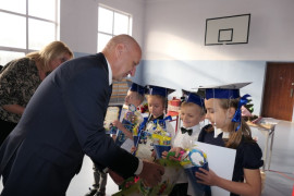 Pierwszoklasiści otrzymują słodkie upominki od wójta Gminy Radomsko 