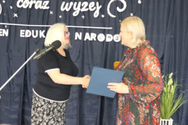 Moment wręczania listu gratulacyjnego