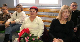 Osoby siedzą na krzesłach. 