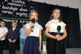 Dwie dziewczynki podczas występu 