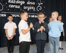Trzej chłopcy podczas występu 