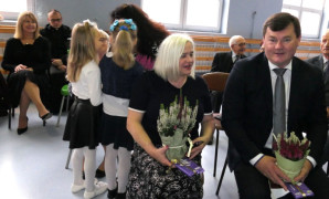 Kobieta i mężczyzna siedzą obok siebie na krzesłach 