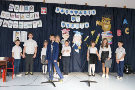 Grupa dzieci - uczestnicy szkolnej akademii 