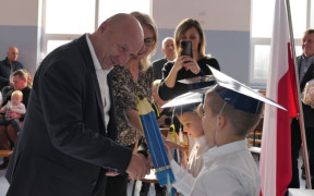 Moment wręczania dzieciom prezentów