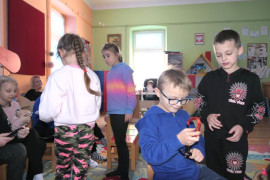 Grupa dzieci w sali lekcyjnej 