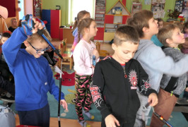 Dzieci stoją obok siebie w sali lekcyjnej 
