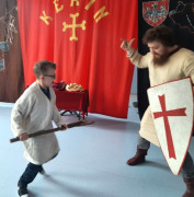 Pokaz walk, jakie miały miejsce za czasów Piastów. Widoczny mężczyzna z tarczą oraz chłopiec 