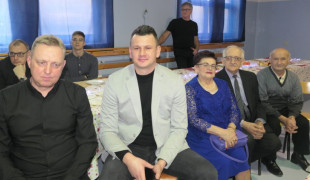 Grupa osób siedząca obok siebie
