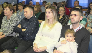 Grupa osób siedząca obok siebie 