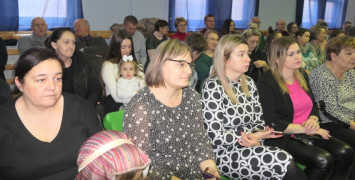 Grupa osób siedząca obok siebie