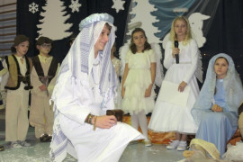 Uczniowie podczas występu w jasełkach bożonarodzeniowych 