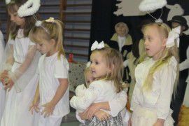 Małe uśmiechnięte dziewczynki stoją obok siebie