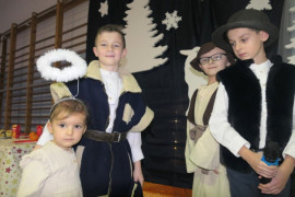 Trzech chłopców w strojach pastuszków oraz mała dziewczynka 