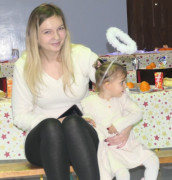 Kobieta i mała dziewczynka siedzą obok siebie 