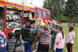 Pokaz sprzętu strażackiego. Dzieci oglądają wóz bojowy