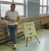 Mężczyzna podczas prowadzenia zajęć z uczniami 