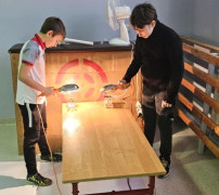 Dwaj chłopcy podczas wykonywania eksperymentu