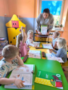 Nauczyciel prowadzi zajęcia z uczniami 