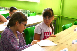 Dwie dziewczynki podczas zajęć edukacyjnych. Dziewczynki poznają strukturę materiału