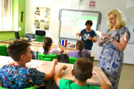 Pracownicy naukowi pokazują uczniom różne rodzaje materiałów włókienniczych 
