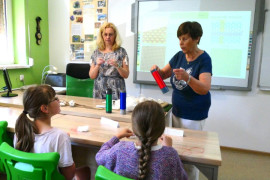 Pracownicy naukowi pokazują uczniom różne materiały włókiennicze 