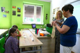 Pracownicy naukowi pokazują uczniom różne rodzaje materiałów włókienniczych 