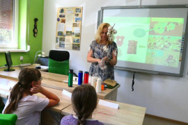 Pracownicy naukowi pokazują dzieciom bawełnę na bawełnę na gałązce bawełnicy