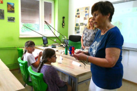 Pracownicy naukowi pokazują dzieciom łodygi lnu