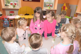 Grupa dzieci podczas zabawy